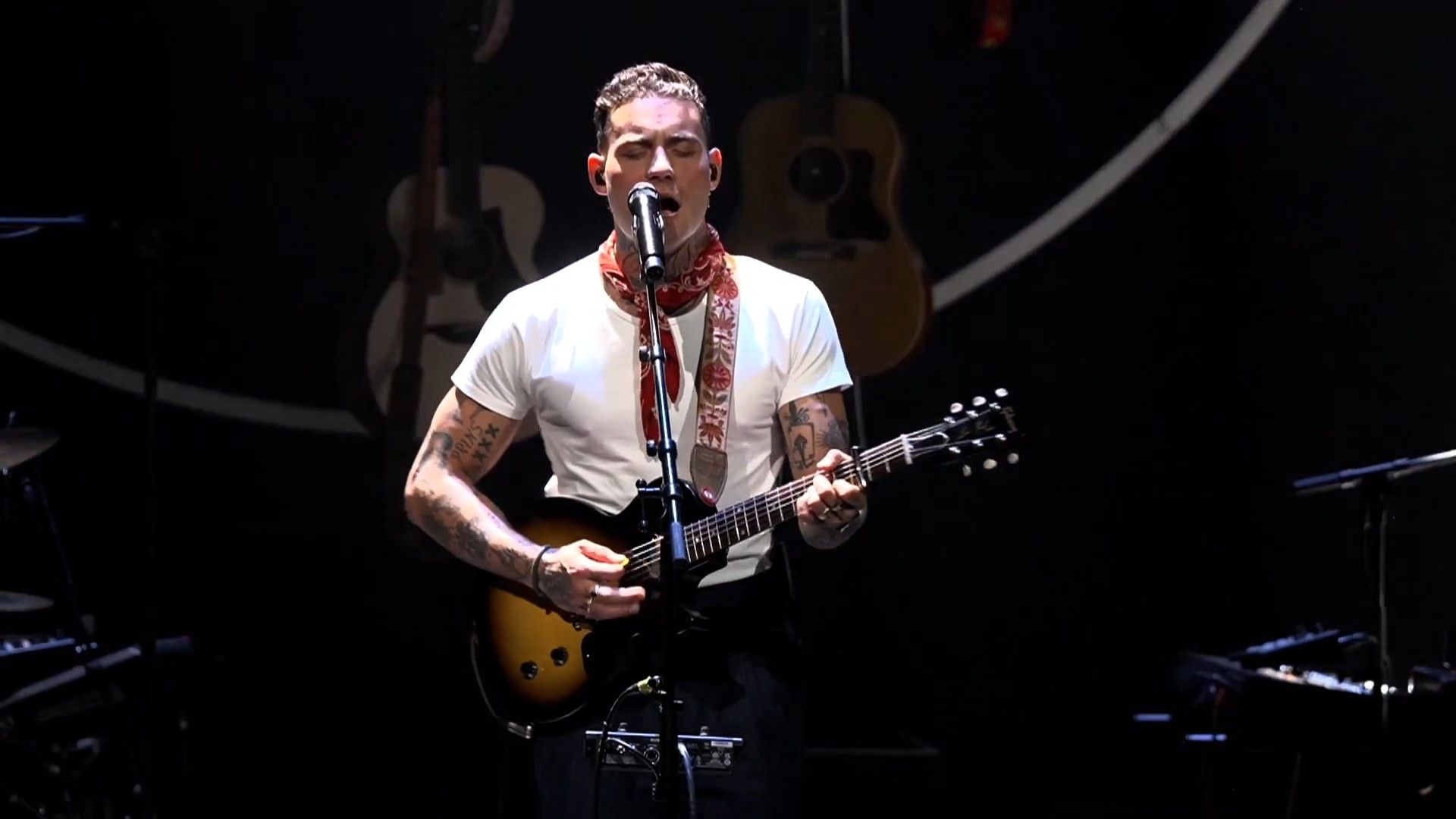I Believe In Fairy Tales (Live at Goudse Schouwburg) background