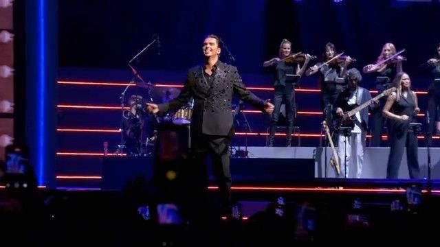 Is Dit Het Begin (Live in de Ziggo Dome 2025) background